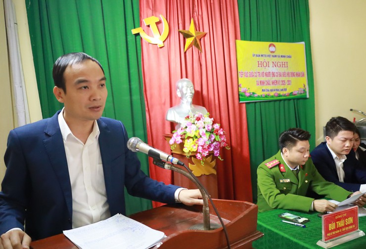 Ứng cử viên đại biểu HĐND xã Minh Châu tiếp xúc cử tri vận động bầu cử.- Ảnh 7.