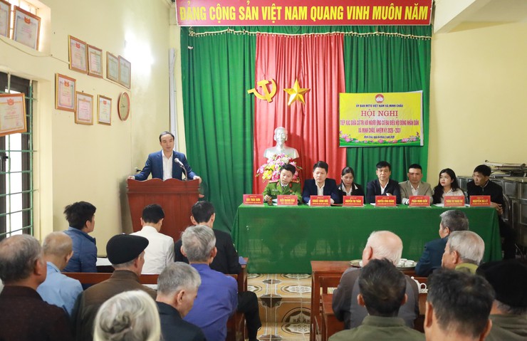 Ứng cử viên đại biểu HĐND xã Minh Châu tiếp xúc cử tri vận động bầu cử.- Ảnh 6.