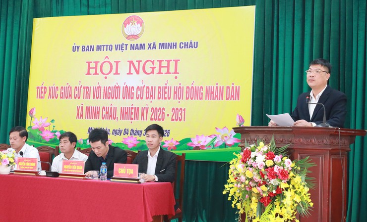 Ứng cử viên đại biểu HĐND xã Minh Châu tiếp xúc cử tri vận động bầu cử.- Ảnh 13.