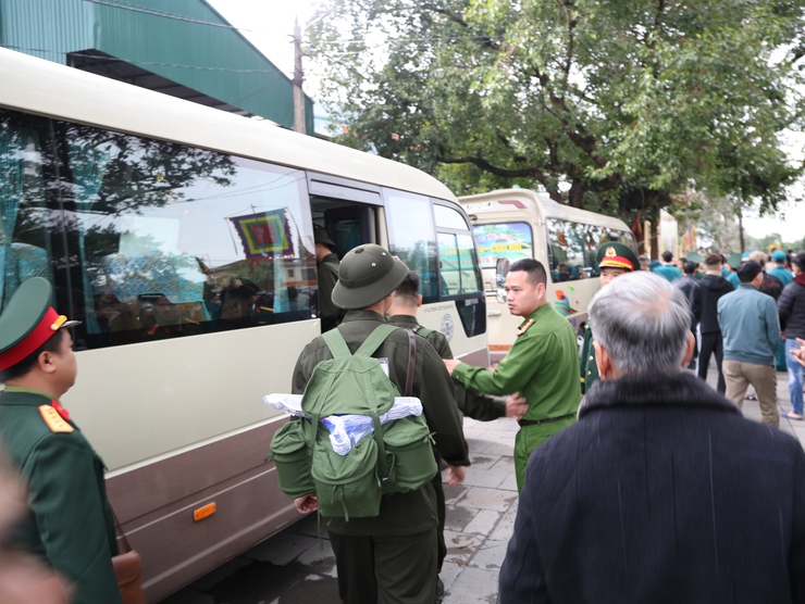 Tam Hưng rộn ràng Ngày hội giao quân năm 2026: 32 thanh niên ưu tú lên đường bảo vệ Tổ quốc- Ảnh 14.