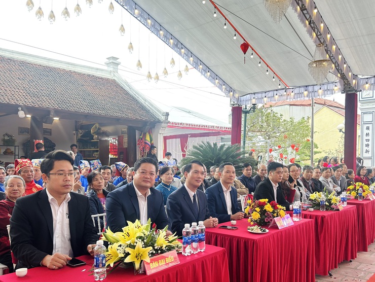 Lãnh đạo xã Phúc Lộc "vui hội" cùng bà con Nhân dân làng Thanh Chiểu- Ảnh 1.