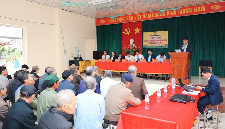 Ứng cử viên đại biểu HĐND xã Minh Châu tiếp xúc cử tri vận động bầu cử.- Ảnh 1.