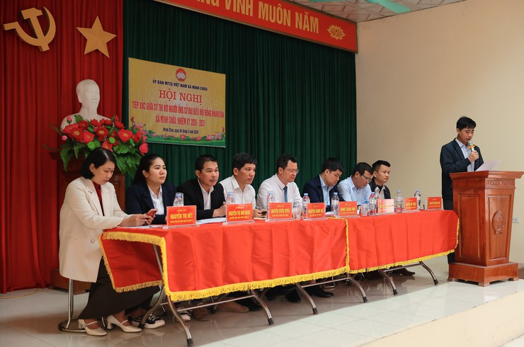 Ứng cử viên đại biểu HĐND xã Minh Châu tiếp xúc cử tri vận động bầu cử.- Ảnh 2.