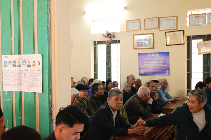 Ứng cử viên đại biểu HĐND xã Minh Châu tiếp xúc cử tri vận động bầu cử.- Ảnh 8.