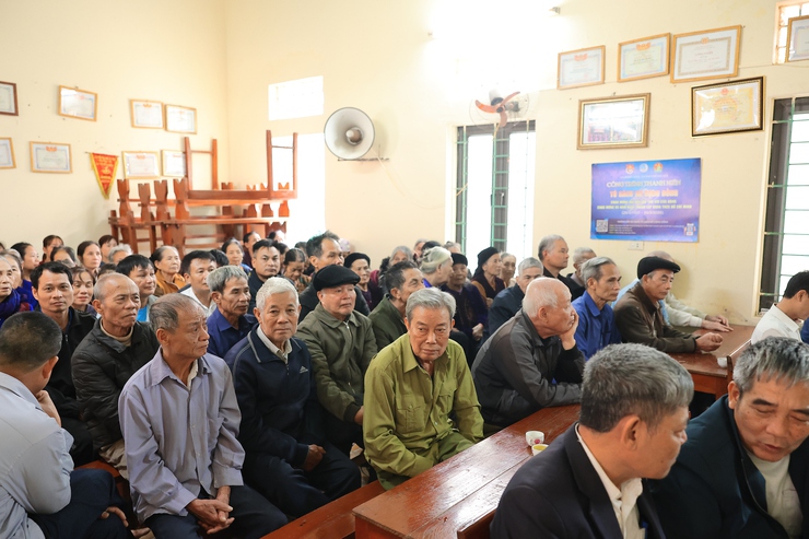 Ứng cử viên đại biểu HĐND xã Minh Châu tiếp xúc cử tri vận động bầu cử.- Ảnh 9.