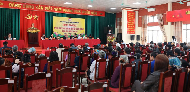 Ứng cử viên đại biểu HĐND xã Minh Châu tiếp xúc cử tri vận động bầu cử.- Ảnh 16.