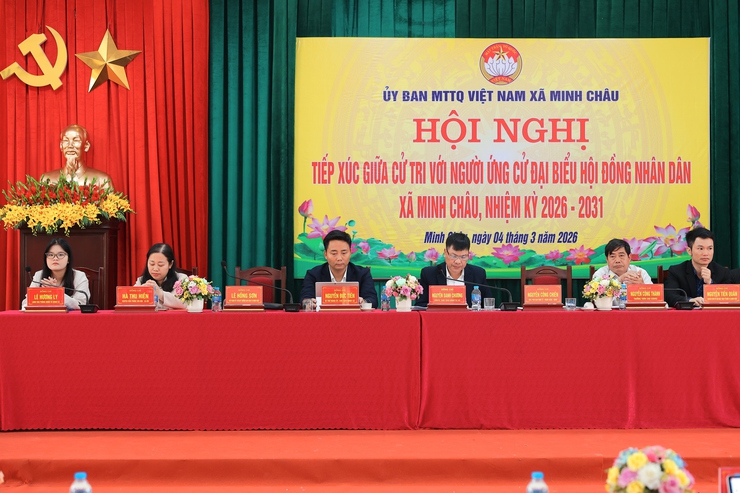 Ứng cử viên đại biểu HĐND xã Minh Châu tiếp xúc cử tri vận động bầu cử.- Ảnh 11.