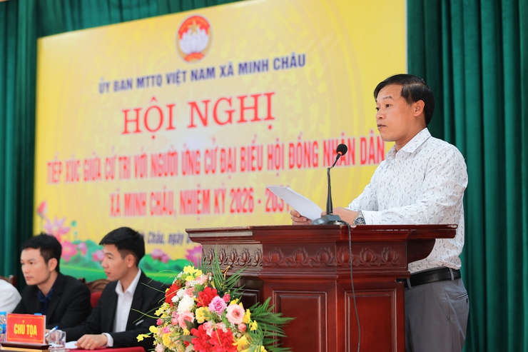 Ứng cử viên đại biểu HĐND xã Minh Châu tiếp xúc cử tri vận động bầu cử.- Ảnh 14.