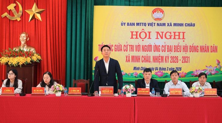 Ứng cử viên đại biểu HĐND xã Minh Châu tiếp xúc cử tri vận động bầu cử.- Ảnh 17.