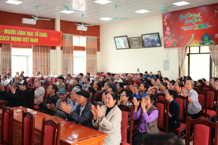 Ứng cử viên đại biểu HĐND xã Minh Châu tiếp xúc cử tri vận động bầu cử.- Ảnh 15.