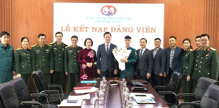 Chi bộ Quân sự phường Phúc Lợi tổ chức Lễ kết nạp đảng viên- Ảnh 2.