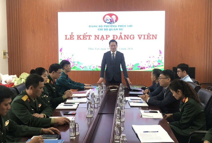Chi bộ Quân sự phường Phúc Lợi tổ chức Lễ kết nạp đảng viên- Ảnh 1.