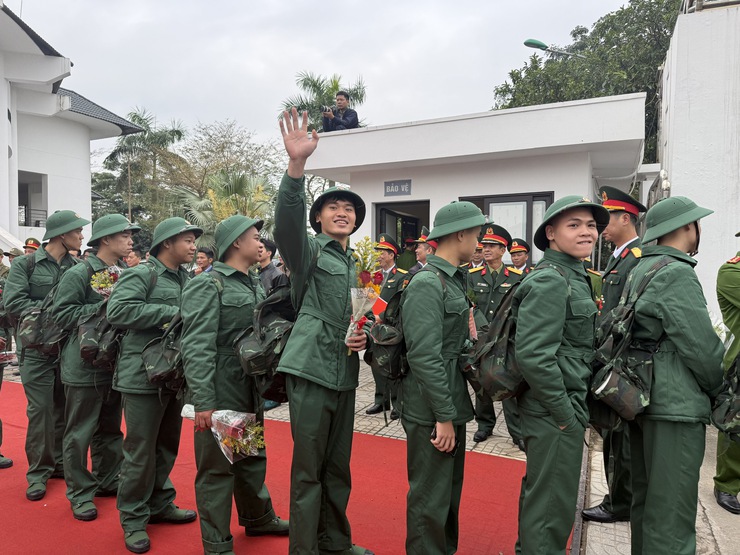 Chủ tịch HĐND thành phố Phùng Thị Hồng Hà động viên tân binh tại Ban Chỉ huy phòng thủ khu vực 4 - Gia Lâm- Ảnh 8.
