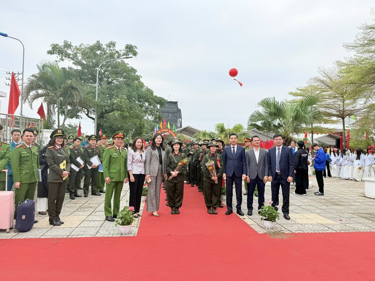 Chủ tịch HĐND thành phố Phùng Thị Hồng Hà động viên tân binh tại Ban Chỉ huy phòng thủ khu vực 4 - Gia Lâm- Ảnh 7.