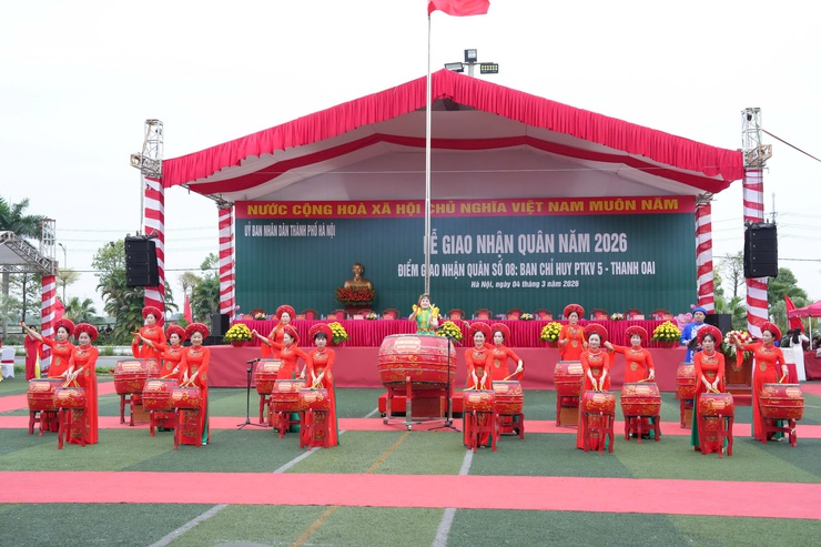 Trang trọng Lễ giao- nhận quân năm 2026 tại điểm giao quân xã Thanh Oai- Ảnh 1.