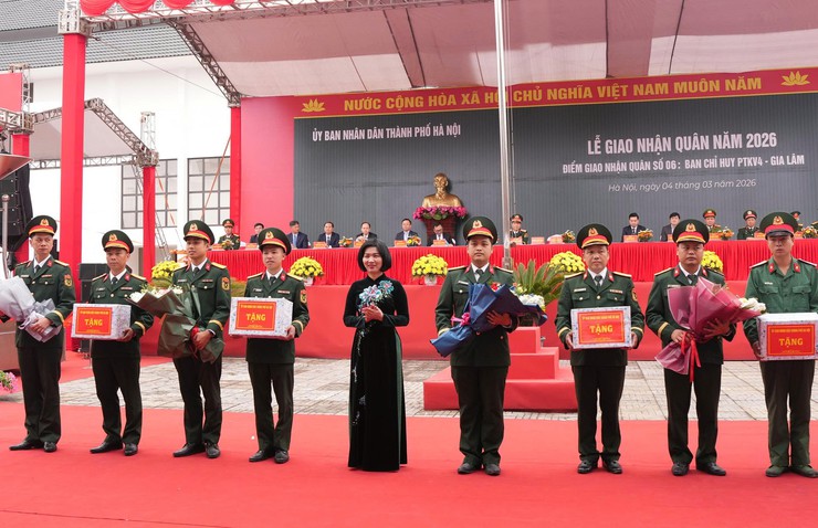 36 thanh niên ưu tú xã Bát Tràng lên đường nhập ngũ, viết tiếp truyền thống quê hương anh hùng- Ảnh 4.