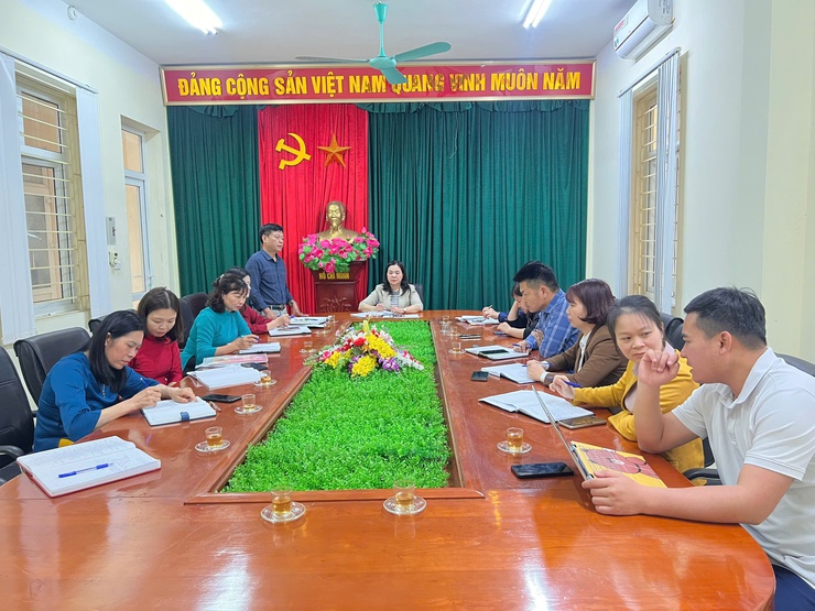 Chi bộ Mặt trận tổ quốc Việt Nam xã và Chi bộ Văn phòng Đảng uỷ sinh hoạt chuyên đề tháng 3 về công tác bầu cử đại biểu Quốc hội khóa XVI và đại biểu Hội đồng nhân dân các cấp nhiệm kỳ 2026 - 2031.- Ảnh 1.