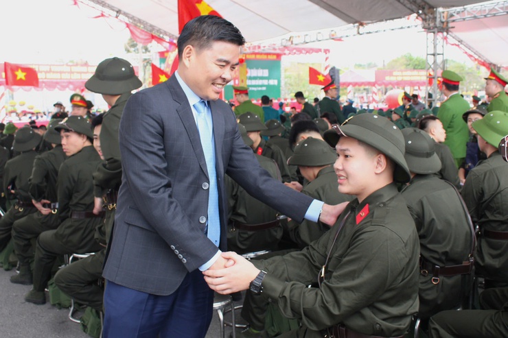 61 thanh niên phường Chương Mỹ hăng hái lên đường nhập ngũ- Ảnh 7.