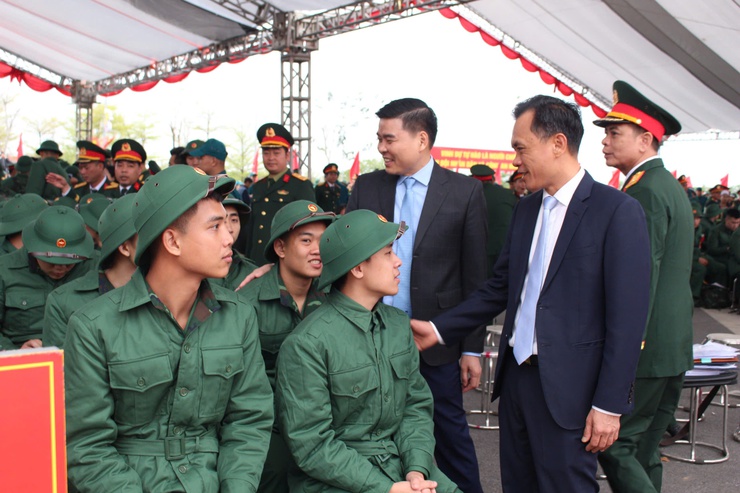 61 thanh niên phường Chương Mỹ hăng hái lên đường nhập ngũ- Ảnh 8.