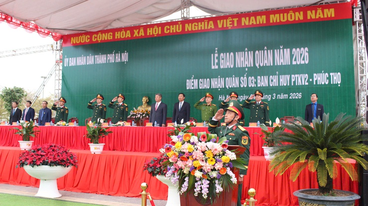 61 thanh niên phường Chương Mỹ hăng hái lên đường nhập ngũ- Ảnh 1.