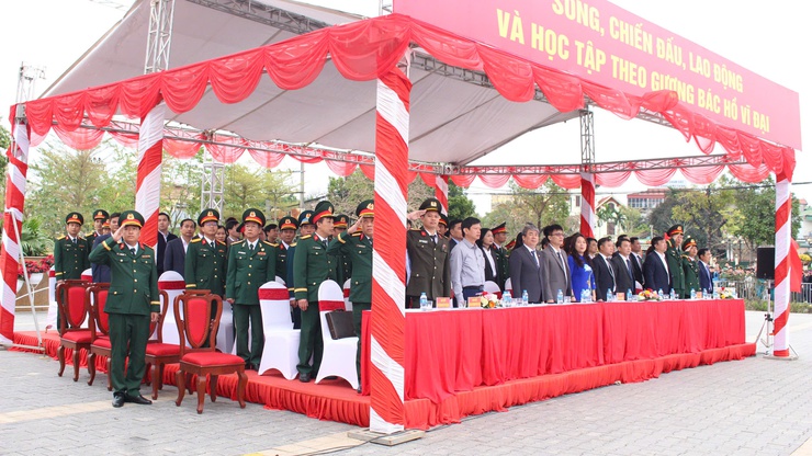 61 thanh niên phường Chương Mỹ hăng hái lên đường nhập ngũ- Ảnh 2.