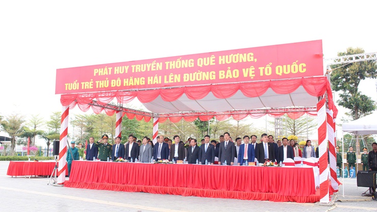 61 thanh niên phường Chương Mỹ hăng hái lên đường nhập ngũ- Ảnh 3.