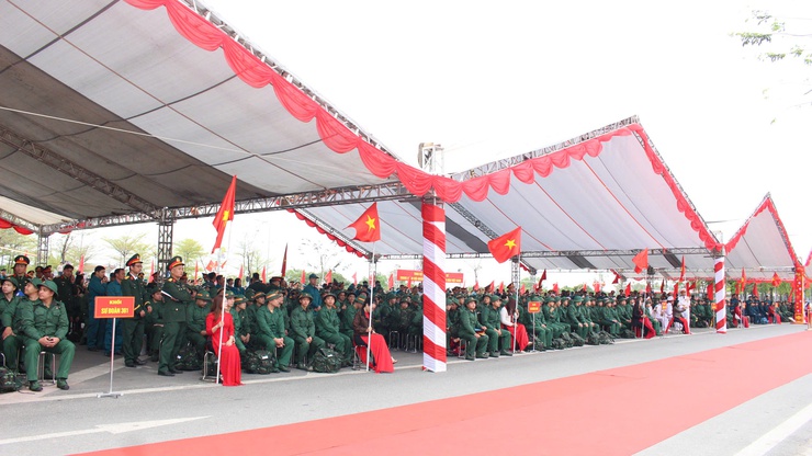 61 thanh niên phường Chương Mỹ hăng hái lên đường nhập ngũ- Ảnh 4.