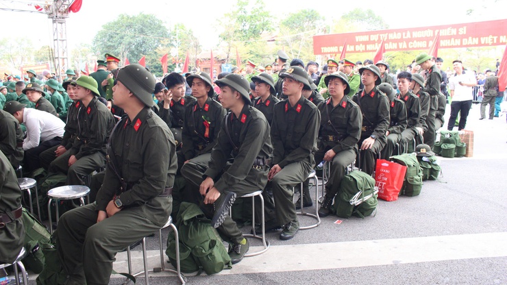 61 thanh niên phường Chương Mỹ hăng hái lên đường nhập ngũ- Ảnh 5.