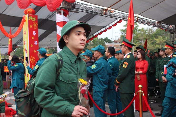 61 thanh niên phường Chương Mỹ hăng hái lên đường nhập ngũ- Ảnh 9.