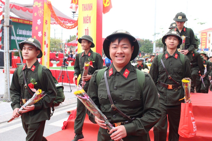 61 thanh niên phường Chương Mỹ hăng hái lên đường nhập ngũ- Ảnh 10.