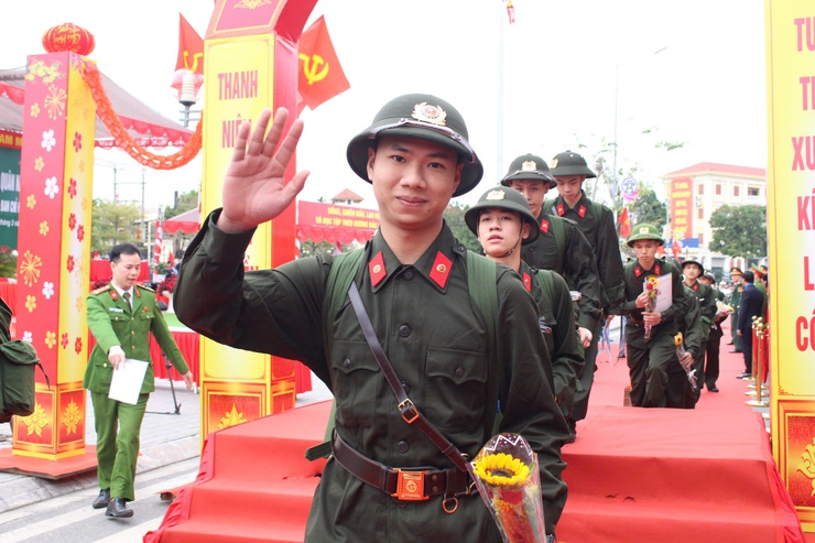 61 thanh niên phường Chương Mỹ hăng hái lên đường nhập ngũ- Ảnh 11.