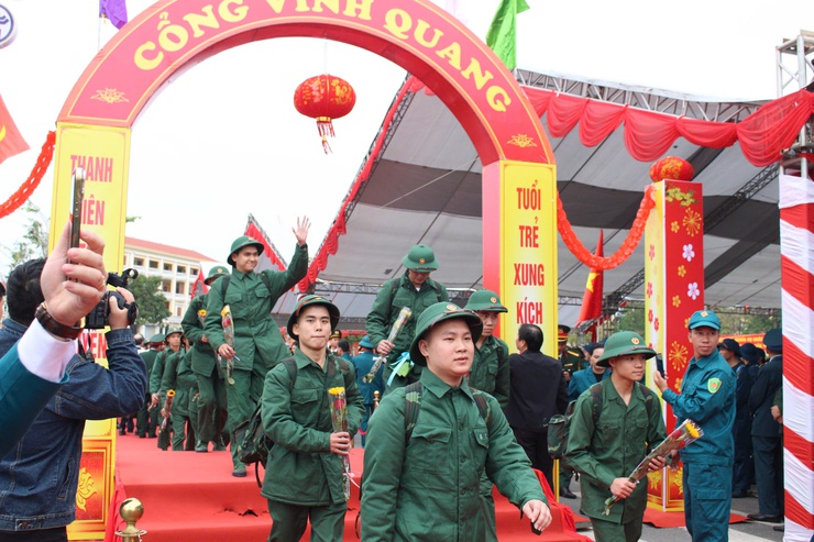 61 thanh niên phường Chương Mỹ hăng hái lên đường nhập ngũ- Ảnh 12.