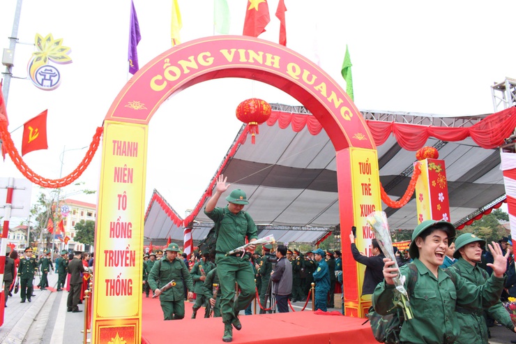 61 thanh niên phường Chương Mỹ hăng hái lên đường nhập ngũ- Ảnh 13.