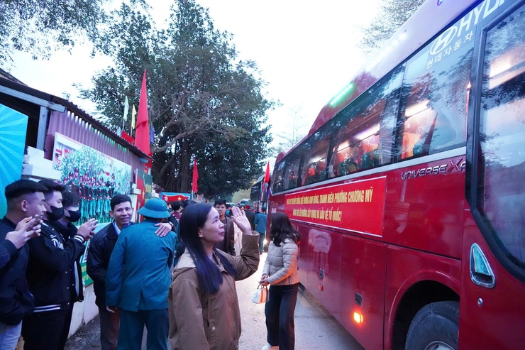 61 thanh niên phường Chương Mỹ hăng hái lên đường nhập ngũ- Ảnh 14.