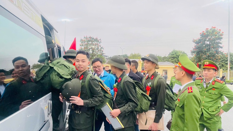 Xã Phúc Thọ tổ chức Lễ tiễn chân và đưa tân binh lên đường nhập ngũ thực hiện Nghĩa vụ Quân sự và nghĩa vụ tham gia Công an Nhân dân năm 2026- Ảnh 7.
