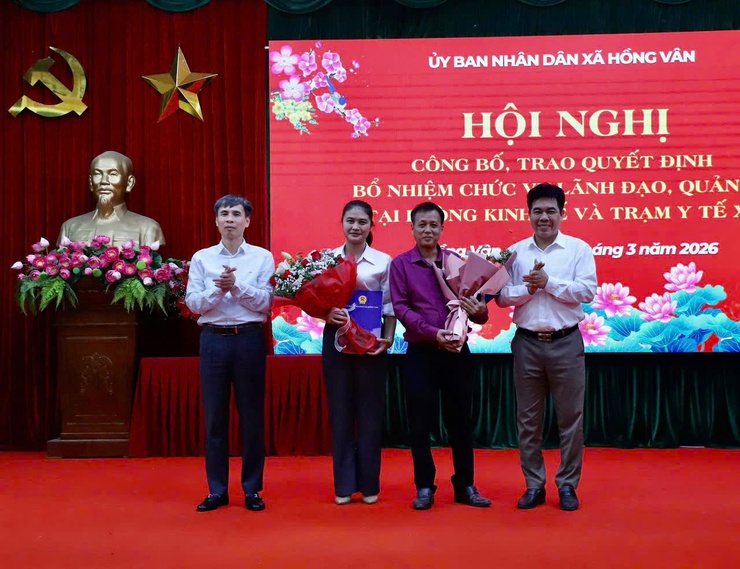 Xã Hồng Vân tổ chức hội nghị trao quyết định bổ nhiệm chức vụ Phó Giám đốc Trạm y tế xã và Phó Trưởng phòng Kinh tế xã. - Ảnh 1.