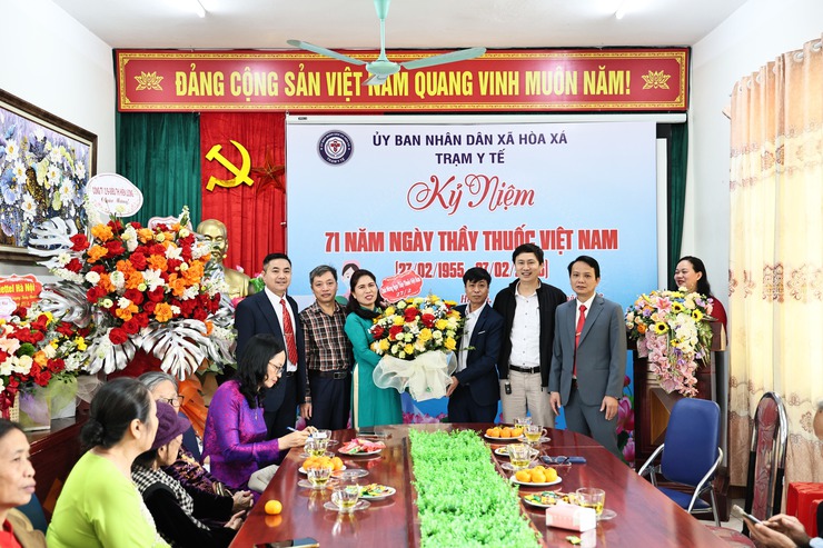 LÃNH ĐẠO XÃ HOÀ XÁ TẶNG HOA CHÚC MỪNG CÁC CƠ QUAN Y TẾ NHÂN NGÀY 27/2- Ảnh 4.