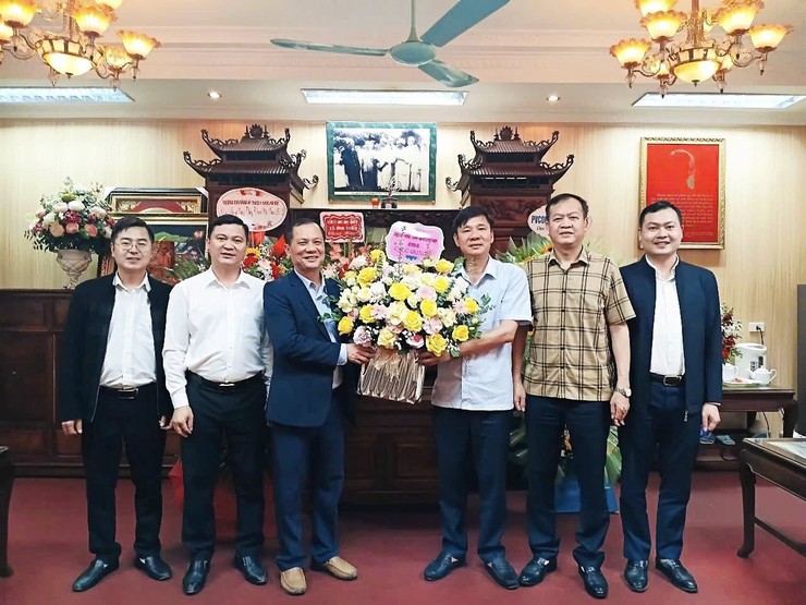 LÃNH ĐẠO XÃ HOÀ XÁ TẶNG HOA CHÚC MỪNG CÁC CƠ QUAN Y TẾ NHÂN NGÀY 27/2- Ảnh 2.