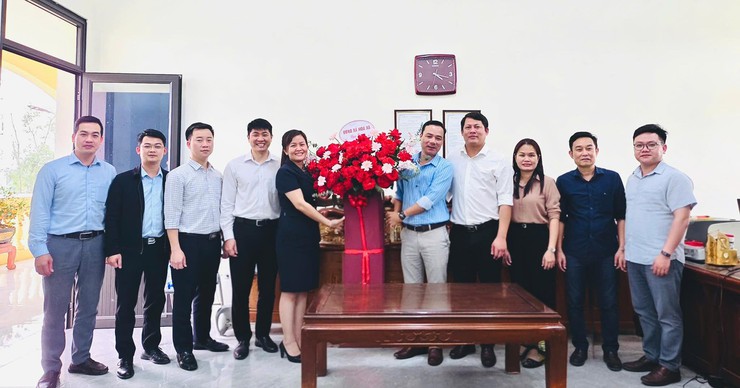 LÃNH ĐẠO XÃ HOÀ XÁ TẶNG HOA CHÚC MỪNG CÁC CƠ QUAN Y TẾ NHÂN NGÀY 27/2- Ảnh 3.