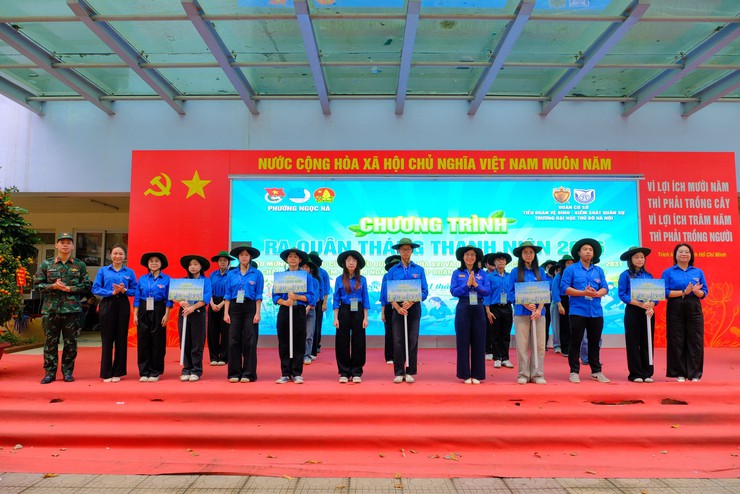 Đoàn phường Ngọc Hà phát động Tháng Thanh niên năm 2026 và ra quân vệ sinh môi trường- Ảnh 3.