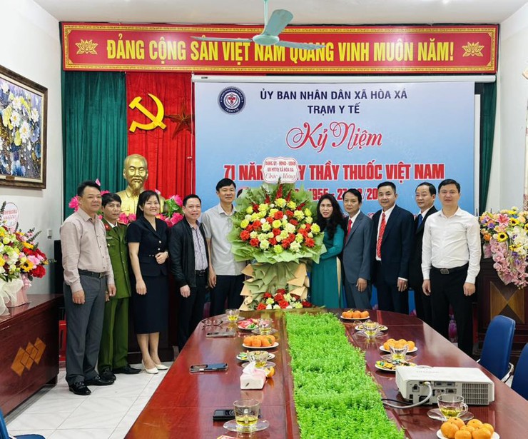 LÃNH ĐẠO XÃ HOÀ XÁ TẶNG HOA CHÚC MỪNG CÁC CƠ QUAN Y TẾ NHÂN NGÀY 27/2- Ảnh 1.