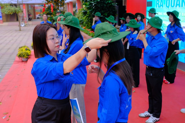 Đoàn phường Ngọc Hà phát động Tháng Thanh niên năm 2026 và ra quân vệ sinh môi trường- Ảnh 2.