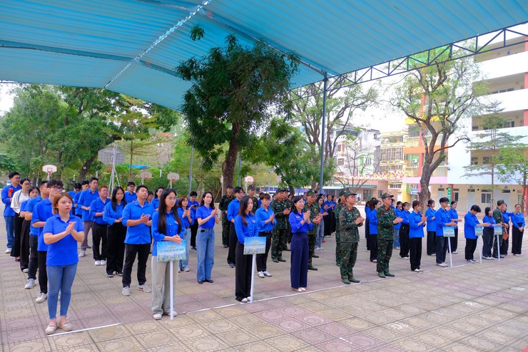 Đoàn phường Ngọc Hà phát động Tháng Thanh niên năm 2026 và ra quân vệ sinh môi trường- Ảnh 4.