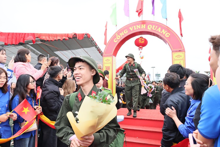 Xã Hòa Phú tiễn chân 45 nam thanh niên lên đường nhập ngũ 2026

- Ảnh 9.