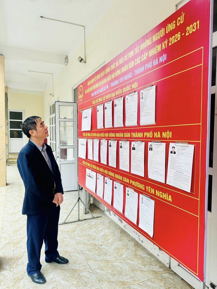 Đồng chí Phó Bí thư Thường trực Đảng uỷ phường Phạm Văn Chiến kiểm tra công tác chuẩn bị bầu cử tại các điểm bỏ phiếu- Ảnh 1.