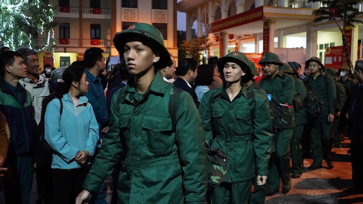 Xã Phượng Dực tiếp lửa cho tân binh trước giờ nhập ngũ- Ảnh 2.