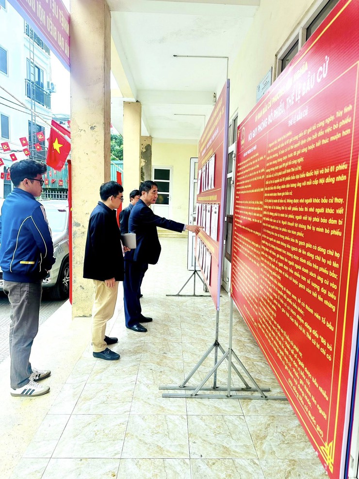 Đồng chí Phó Bí thư Thường trực Đảng uỷ phường Phạm Văn Chiến kiểm tra công tác chuẩn bị bầu cử tại các điểm bỏ phiếu- Ảnh 2.