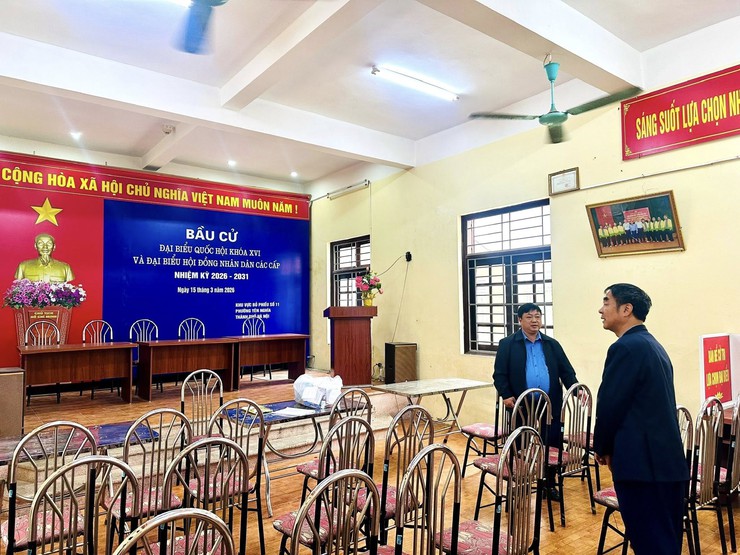 Đồng chí Phó Bí thư Thường trực Đảng uỷ phường Phạm Văn Chiến kiểm tra công tác chuẩn bị bầu cử tại các điểm bỏ phiếu- Ảnh 3.