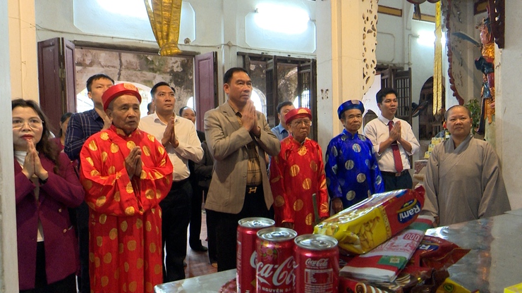 Bí thư Đảng ủy xã Thượng Phúc tặng hoa chúc mừng Hội làng Triều Đông- Ảnh 3.