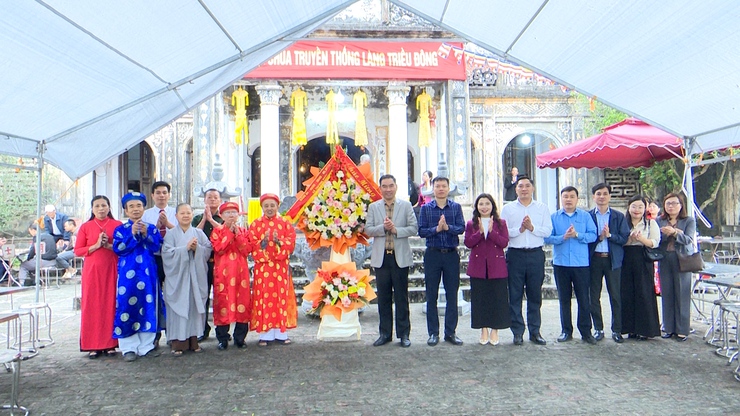 Bí thư Đảng ủy xã Thượng Phúc tặng hoa chúc mừng Hội làng Triều Đông- Ảnh 1.